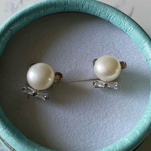 Pearls and diamonds stud earrings